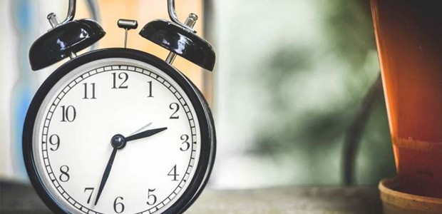 Μια ώρα πίσω τα ρολόγια από ξημερώματα της Κυριακής