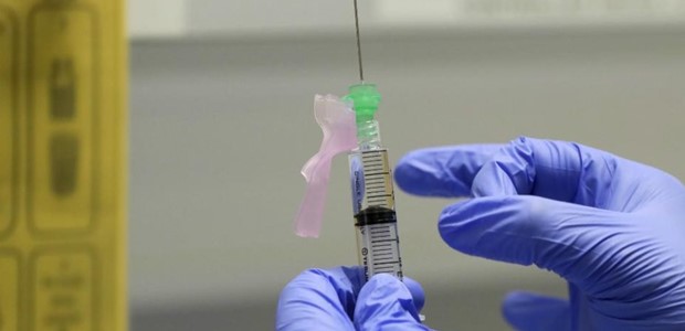 Υποχρεωτικός εμβολιασμός σε τέσσερις φάσεις 
