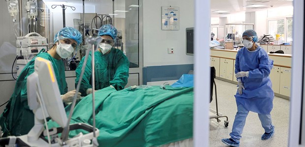 549 νέα κρούσματα, 13 θάνατοι, 330 διασωληνωμένοι