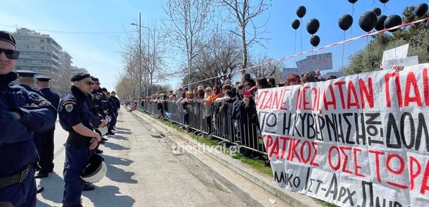 Διαμαρτυρία φοιτητών με μαύρα μπαλόνια στην παρέλαση