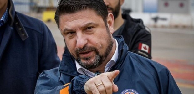 Συσχετίζει το ισχαιμικό επεισόδιο του Χαρδαλιά με το εμβόλιο