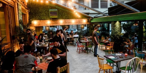 Ελεύθερα οι εμβολιασμένοι στην εστίαση
