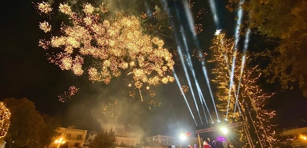 Aναψε το μεγαλύτερο φυσικό χριστουγεννιάτικο δέντρο