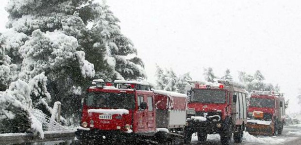 Επιχείρηση απεγκλωβισμού εννέα ατόμων από την ΕΜΑΚ 