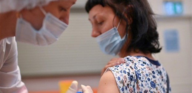 Τα εμβόλια βάζουν "φρένο" και στις νέες μεταλλάξεις