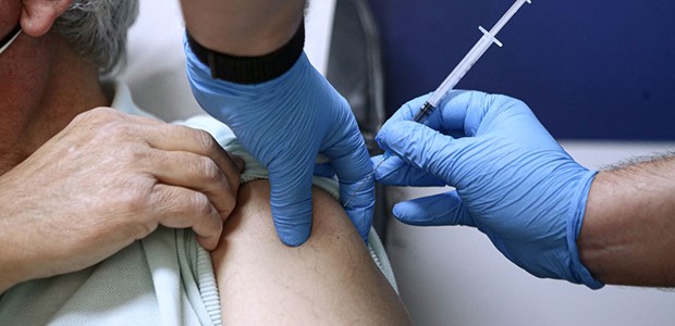 Ανοίγει αύριο η πλατφόρμα για κατ’ οίκον εμβολιασμό
