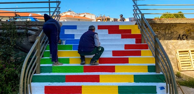 Έργα σε πεζοδρόμια και χρώματα στο γκρίζο της πόλης 