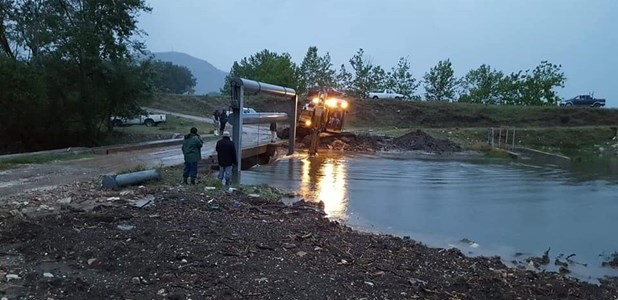 Ανοιξαν θυροφράγματα για να προστατευτούν καλλιέργειες