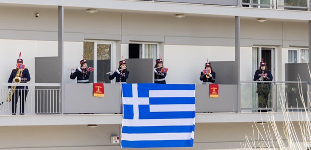 Σαν να ήταν παρέλαση… παιάνισε από μπαλκόνια (βίντεο)