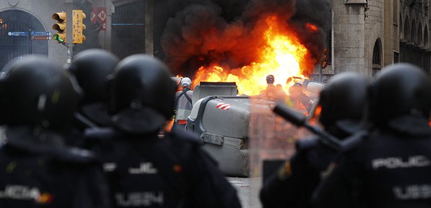 Βίαιες συγκρούσεις αστυνομίας-διαδηλωτών