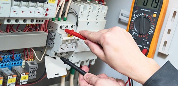 Έκαναν ηλεκτρολογικές εργασίες ηλεκτρολόγοι χωρίς άδεια 