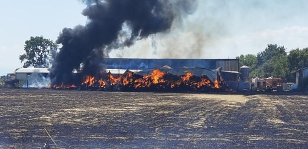 Σε εξέλιξη μεγάλη φωτιά σε ποιμνιοστάσιο στην Μπαλκούρα 