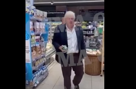Μπόρις Τζόνσον: Ψωνίζει σε σούπερ μάρκετ στη Νέα Μάκρη