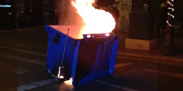 Σύλληψη άνδρα για πυρπόληση κάδων ανακύκλωσης