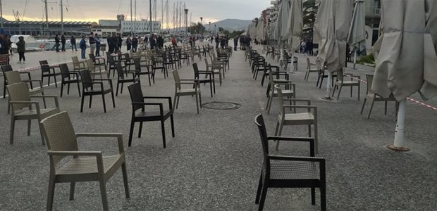 "Άδειες καρέκλες" στην παραλία του Βόλου