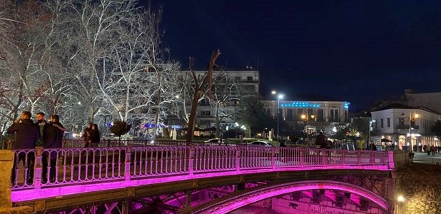 Ροζ η κεντρική γέφυρα των Τρικάλων 