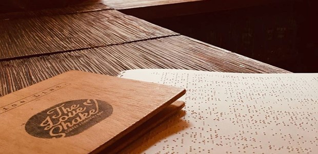 Άνοιξε η πρώτη καφετέρια με κατάλογο σε γραφή Braille