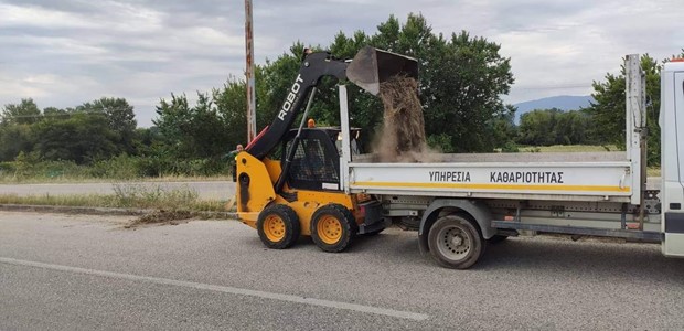 Καθαρισμός της περιφερειακής οδού από τον Δήμο Τρικκαίων