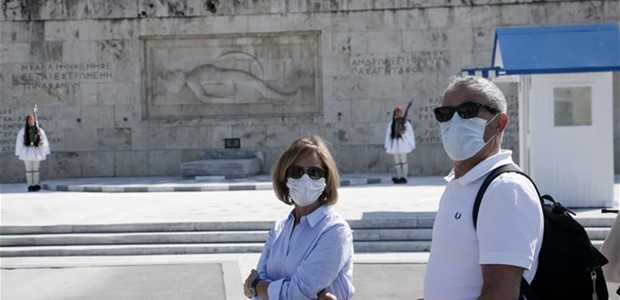 Οι μισοί Έλληνες θεωρούν ότι θα προσβληθούν από τον ιό