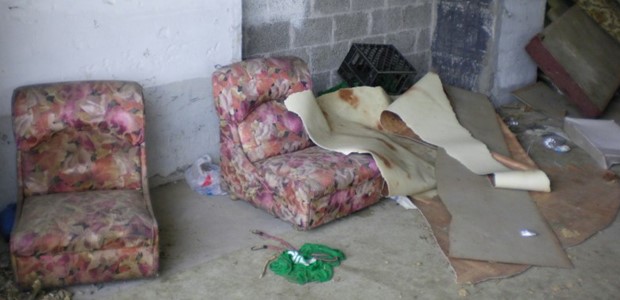 Άστεγοι ζουν στα ερείπια των παλιών ψυγείων «Πήλιον»
