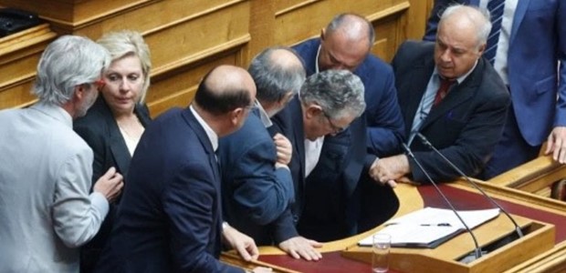 Κουτσούμπας: Ένιωσε δυσφορία λόγω μέσης στη Βουλή (video)