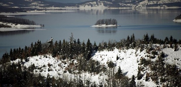 Το χιόνι «αγκαλιάζει» τη λίμνη Πλαστήρα