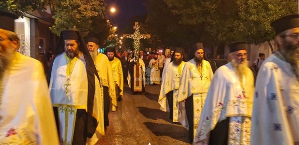 Πλήθος πιστών στη λιτάνευση του Τίμιου Σταυρού (Βίντεο)