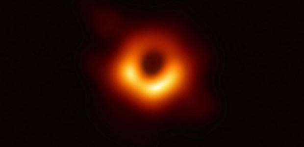 «Φωτογράφισαν» μαύρη τρύπα με μέγεθος όσο η Γη