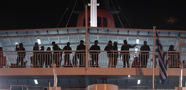 «Μπλόκο» κατοίκων και δημάρχου στην αποβίβαση μεταναστών