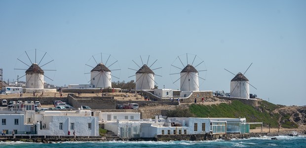 Συλλήψεις στη Μύκονο - Ξήλωμα στην ανομία και αυθαιρεσία