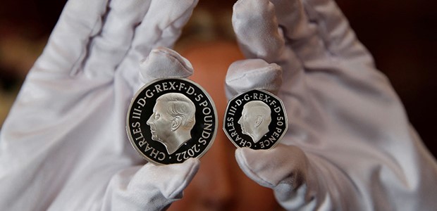 Αποκαλύφθηκαν τα νέα νομίσματα με το πορτραίτο του Καρόλου