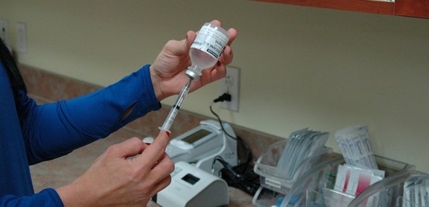 Λίστες αναμονής και «ρεζερβέ» εμβόλια στα φαρμακεία