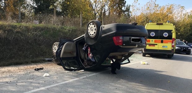 Ανατράπηκε αυτοκίνητο στη Νεάπολη Λάρισας 
