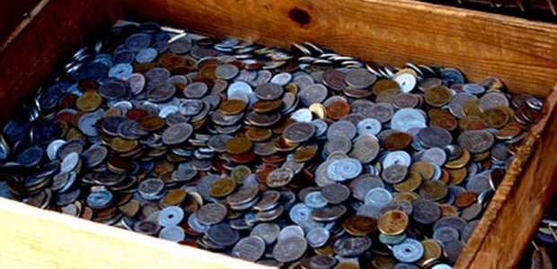 Ιερέας πέταξε κέρματα σε βουλευτή του ΣΥΡΙΖΑ 