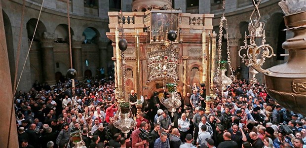 Ιεροσόλυμα: Βγήκε το Άγιος Φως από τον Πανάγιο Τάφο (video)