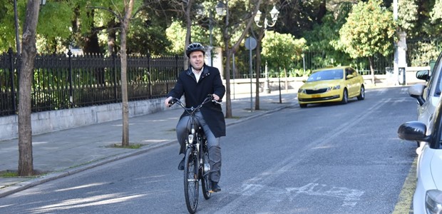 Με ηλεκτρικό ποδήλατο στο Μαξίμου