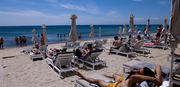 Χαλκιδική: Αδιανόητες τιμές για μία ξαπλώστρα 