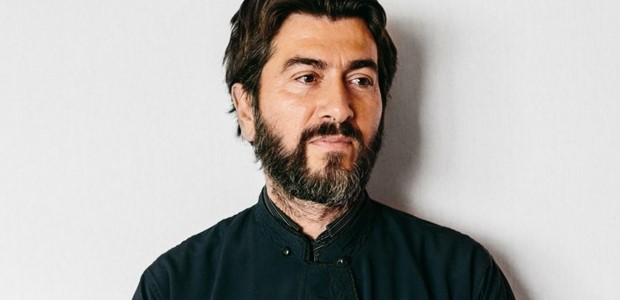 Aπαγορεύεται η είσοδος στις δομές για τον πατέρα Αντώνιο