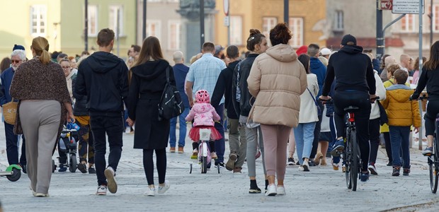 Οι Έλληνες γερνάνε και… χωρίζουν