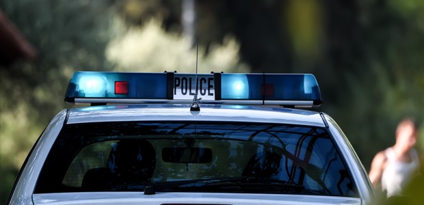 Κλείδωσε τους αστυνομικούς έξω από το καφενείο του! 