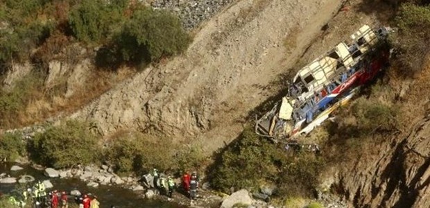 Τουλάχιστον 32 νεκροί από πτώση λεωφορείου σε χαράδρα
