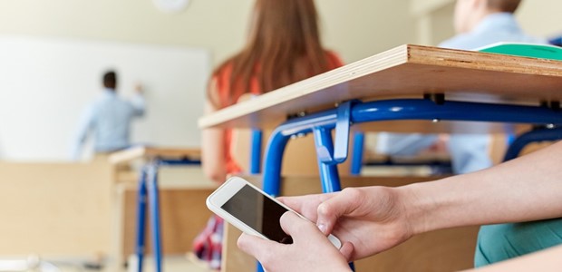 «Αποβολή» από τα σχολεία σε κινητά και τάμπλετ