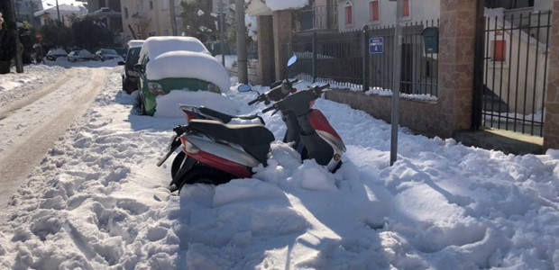 Ζητούν 10€ για να ξεθάψουν αυτοκίνητα από το χιόνι!