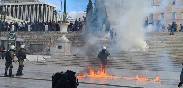 Επεισόδια με χημικά στη πορεία για τα Τέμπη στο Σύνταγμα