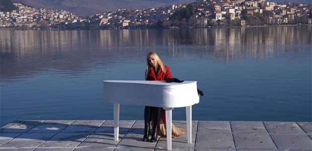 Καστοριά: Παίζει πιάνο στη μέση της λίμνης