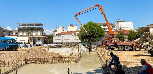 Συνεχίζονται οι εργασίες στην κεντρική πλατεία των Τρικάλων