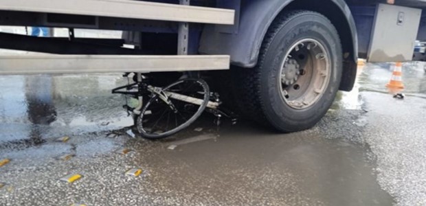 Νεκρή η ποδηλάτισσα που παρασύρθηκε από φορτηγό