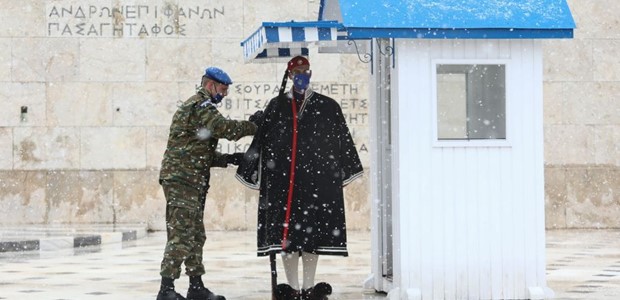 Σύνταγμα: Ακίνητοι οι εύζωνες στο χιόνι και το τσουχτερό κρύο 