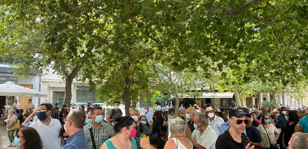 Πλήθος κόσμου έξω από τη Μητρόπολη για το λαϊκό προσκύνημα