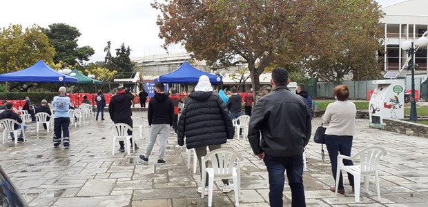 Στις ουρές από το πρωί για το rapid test